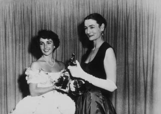 Dorothy Jeakins（右）在颁奖典礼